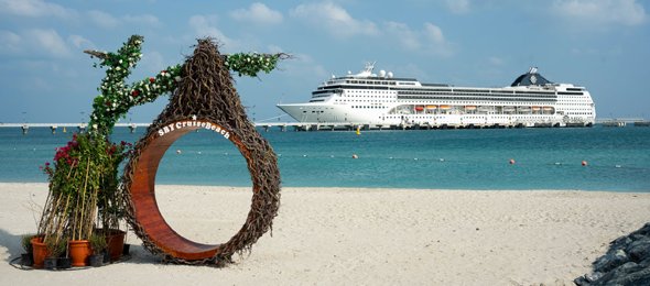 Navio MSC Opera ancorado em praia caribenha de areia branca