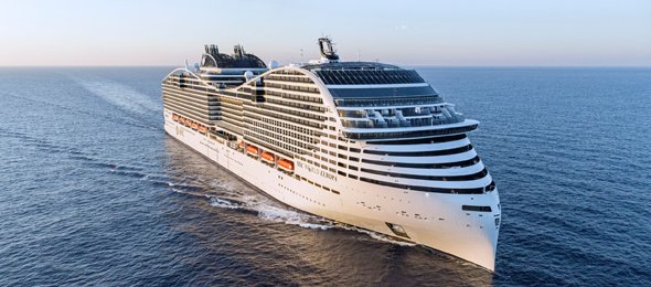Navio MSC World Europa em ilha do Caribe com mar azul-turquesa