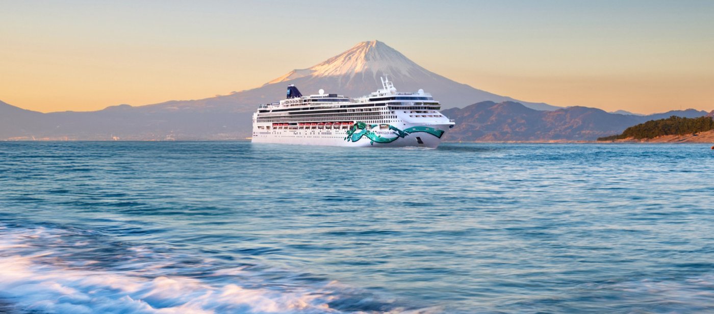 Navio Norwegian Jade navegando pela costa asiática